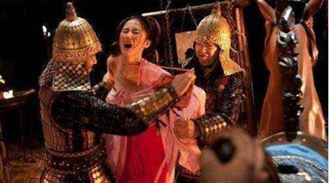 極惡軍隊打仗不帶糧　只帶「兩腳羊」