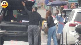 ▲林依晨伸長了手替工作人員撐傘，深怕對方淋到雨。（圖／ctwant）