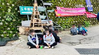 寒流來襲！新竹小學生蹲坐克難等公車