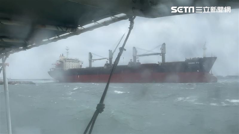 風浪過大　台中港貨輪斷纜一度擱淺