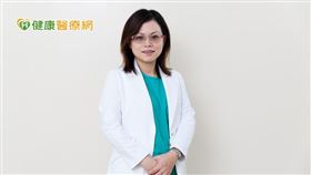 袁于婷醫師表示，若施以靜脈膠水閉合術，顧名思義是用膠水（醫用黏合劑）將擴張血管黏起來，將不再有擴張的問題，周邊相連的血液逆流都會改善，且患者門診時可直接手術，不需上太多麻藥，一小時內就可返家。