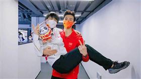 柳鑫宇PO出公主抱羽生結弦照片。（圖／翻攝自柳鑫宇微博）