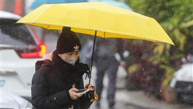 寒流來襲　北部氣溫下探10度中央氣象局20日上午更新19縣市低溫資訊，寒流影響，彰化以北、宜蘭等地區可能有攝氏10度以下低溫；另外，東北風及華南雲雨區影響，基隆北海岸有局部大雨或豪雨，大台北、宜蘭地區及台中、南投、花蓮山區有局部大雨發生。中央社記者裴禛攝  111年2月20日