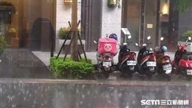 外送員/下雨/天氣/foodpanda(記者陳韋帆攝影)