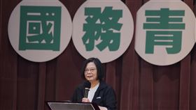 蔡英文分享民進黨基本價值身兼民進黨主席的總統蔡英文4日上午出席民進黨主辦的「2020會做事！國務青旗艦營」結業式致詞，向學員分享民進黨的基本價值。中央社記者徐肇昌攝　109年8月4日