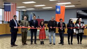 台灣推廣華語教學  威斯康辛州設學習中心美國威斯康辛州北美中文學校設置的台灣華語文學習中心18日在西本德市政大廳揭牌，駐芝加哥辦事處長姜森（左3）等人剪綵。（駐芝加哥辦事處提供）中央社記者尹俊傑紐約傳真  111年2月21日