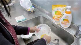 女兒搶作家事表達孝心　「洗碗精」一倒下去媽媽傻眼氣噗噗