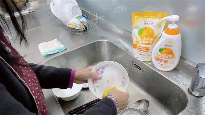 女兒洗碗表孝心　洗碗精一倒怪怪的