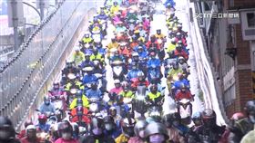 寒流來襲，通勤騎士頂著刺骨寒風上班上課。