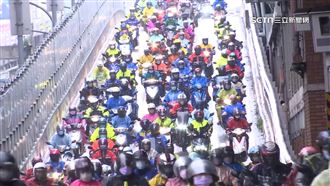 騎士頂刺骨寒風上班　這天又有冷氣團