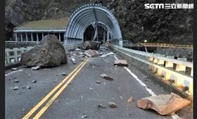 中橫臨37便道遭落石雨轟炸，橋樑毀損道路多處破洞。（圖／翻攝畫面）