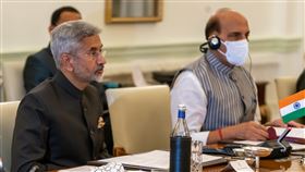 蘇杰生指美印2+2對話討論創建更受信任供應鏈印度外交部長蘇杰生（左）與印度國防部長辛赫（右）27日出席美印2+2對話，蘇杰生在會後說，雙方討論包括創建受信任且更有彈性的全球供應鏈等議題。（印度外交部提供）中央社記者康世人新德里傳真　109年10月27日