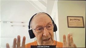 83歲的美國退休官員戴軻士美西時間19日線上參與北加州台灣同鄉會聯合會年會，以流利中文和台語回憶當年在台灣工作生活的經驗。（圖／北加州台灣同鄉聯合會提供）