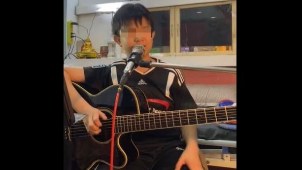父癌末離世　12歲男童賣唱葬父淚崩