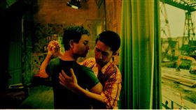 《春光乍洩》經典哭戲 梁朝偉心碎演出全靠即興發揮。（圖／CATCHPLAY提供）