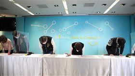 盧秀燕為托嬰中心虐嬰案鞠躬致歉台中市華興托嬰中心托育人員被控虐嬰案，有家長透過監視器畫面才驚覺自己孩子也受虐，也讓全案變成舊案出現新事證情形。台中市長盧秀燕（右2）18日下午為此率相關局處首長出面說明，並鞠躬道歉。中央社記者蘇木春攝  111年2月18日