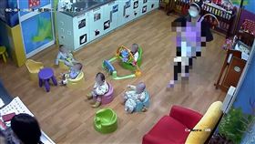 南屯托育中心虐嬰，華興，立委王婉諭與議員參選人吳佩芸陪同受害家長開記者會。（圖／翻攝畫面）