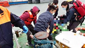 台中港引水人，鍾姓引水人死亡，長浪大船身搖晃不慎墜海，高薪拿命換(圖／翻攝畫面)