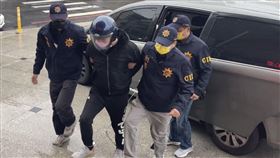 丟丟妹叔叔，遭2歹徒蒙面持槍搶劫，警方前往汽車旅館攻堅時，楊嫌在車 內開槍自轟，送醫不治 (圖／翻攝畫面)