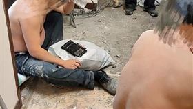 寒流,低溫,裸上身,打赤膊,工人(翻攝自 爆怨2公社)