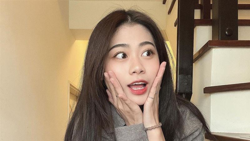 正妹網紅「窮到吃土」？狠嗑畫面曝光