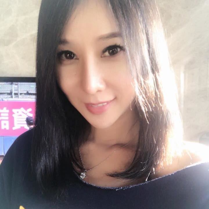 邱惠美「邱主任」當時遭正宮踢爆當小三，童仲彥一句話讓她成注目焦點。（圖／翻攝自菜市玹臉書）