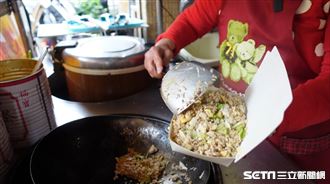 賣「爆量」炒飯　8旬嬤：讓學生吃飽