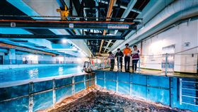 ▲跟著解說員一起投餵魚兒（圖／國立海洋生物博物館提供）