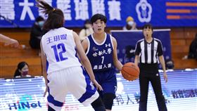 UBA世新力退文化  4強門票到手110學年度大專籃球聯賽（UBA）公開女一級6強複賽，衛冕軍世新大學21日靠著蘇嘉嫻（持球者）獨攬16分，以75比69擊敗文化大學，複賽3連勝，成為首支前進4強的球隊。（大專體總提供）中央社記者黃巧雯傳真  111年2月21日