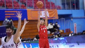 UBA台師大擊敗佛光  晉級4強110學年度大專籃球聯賽（UBA）公開女一級6強複賽，台師大21日以80比39擊敗佛光大學，晉級4強，台師大湯書淳（紅衣）傷癒復出首戰，拿下UBA生涯新高的13分。（高中體總提供）中央社記者黃巧雯傳真  111年2月21日