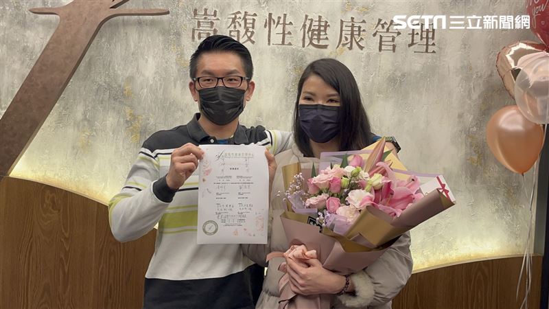 直擊童仲彥簽婚約！狂吻小15歲嬌妻