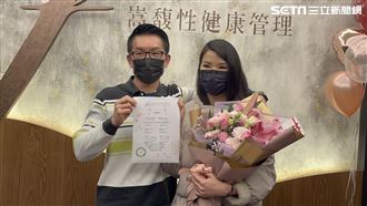 直擊童仲彥簽婚約！狂吻小15歲嬌妻