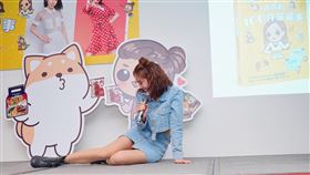 ▲PS女孩貴貴在簽書會上跌倒。（圖／城邦集團提供）