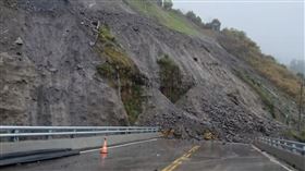 中橫坍方，中橫公路台8線77K梨山靈甫橋路段邊坡坍方，交通中斷，佳陽，新佳陽部落居民對外交通中斷 (圖／翻攝畫面)