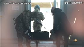 俄羅斯坦克壓境！烏克蘭爸媽帶著小孩撤離烏東 房屋慘遭砲擊（圖／AP授權）