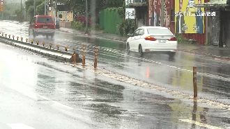 酒駕開百萬車上路　撞防撞桿擦火花