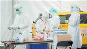 台北市長柯文哲、副市長黃珊珊以及衛生局長黃世傑等人上午前往大佳河濱公園視察Drive-through春節專案採檢站情形。（圖／北市衛生局提供）