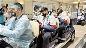 冬奧台灣代表團搭機返台（1）2022年北京冬季奧運台灣代表團一行8人搭乘日航班機22日下午飛抵桃園國際機場，團員們下機後遵守防疫規定，未接受媒體訪問。中央社記者吳睿騏桃園機場攝  111年2月22日