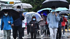華南雲雨區東移  各地潮濕（3）中央氣象局表示，22日降雨受到華南雲雨區東移的影響，中部以北、東北部持續性的降雨最明顯，特別是基隆北海岸、宜蘭地區以及大台北、台中、南投、花蓮山區，要提防大雨等級的累積降雨。中央社記者趙世勳攝  111年2月22日