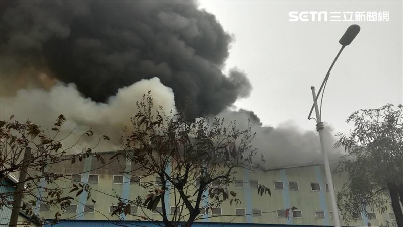 新／民雄工業區大火　員工急爬牆逃離