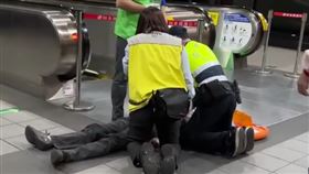 北市張男昏倒在捷運大安站月台，警消趕抵時已無呼吸心跳。（圖／翻攝自《爆料公社》）