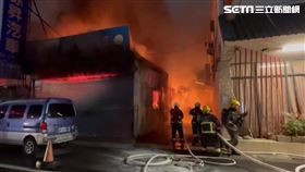 嘉義市1間汽車保養廠陷入火海，老闆自行逃出屋外。（圖／翻攝畫面）