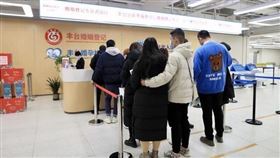 中國許多民眾選在昨日登記結婚。（圖／翻攝自《青年網》）