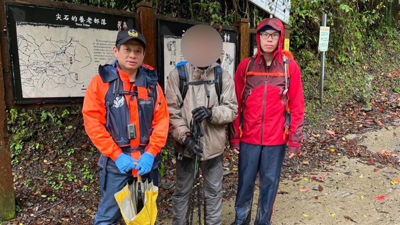 4男寒流登山1失聯　搜救員冒雨救人