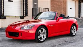 ▲車況極新的本田S2000敞篷跑車。（圖／翻攝Bringatrailer網站）