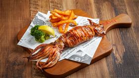 「bb.q CHICKEN」2/25推出新鮮現烤，口感香Q、有彈性的「公辰老奶奶魷魚」。（圖／全家國際餐飲提供）