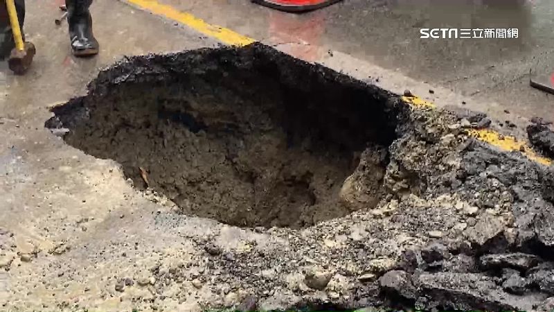 大雨路面凹洞釀禍　騎士重摔落地滑行