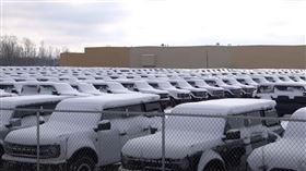 福特工廠外，停放成千上萬台半成品。（圖／翻攝自KenStevens5150　YouTube）