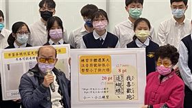 清大教授實測多款防藍光貼膜  均效果不佳國立清華大學材料科學工程系教授周卓輝（前左）23日表示，他帶領團隊實測7款市售手機防藍光貼膜，發現防藍光效果並不顯著，甚至根本沒用，僅一款能增加15%安全觀看時間。（周卓煇提供）中央社記者魯鋼駿傳真  111年2月23日