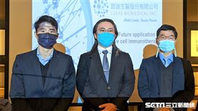 路迦生醫（6814）美國肝癌孤兒藥在台臨床試驗正式啟動，已核准於4家醫療院所包括台北榮總、亞東醫院、林口長庚及花蓮慈濟執行試驗，預計最快第一季底前啟動收案。圖中為董事長唐稚超、圖左為總經理劉朝安、圖右為顧問劉炳中。（圖／記者戴玉翔攝影）